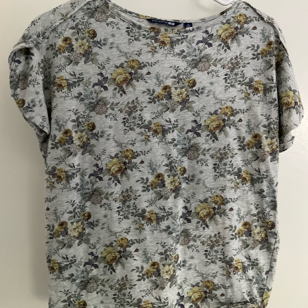 UNIQLO Women’s Short-Sleeve Floral Romantic Chic Casual Shirt
